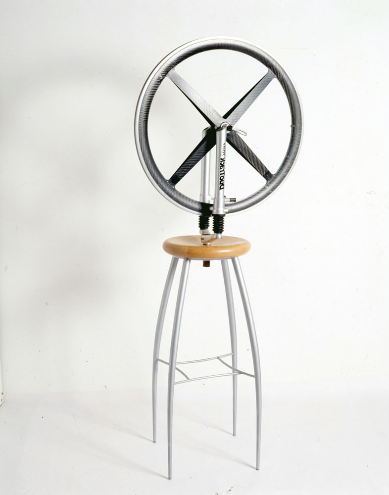 Bisiklet Tekerleği (Roue de Bicyclette), 1998 
Karbon bisiklet tekerleği, Philippe Starck tasarımı bir tabure 
153 x 63 x 30 cm 