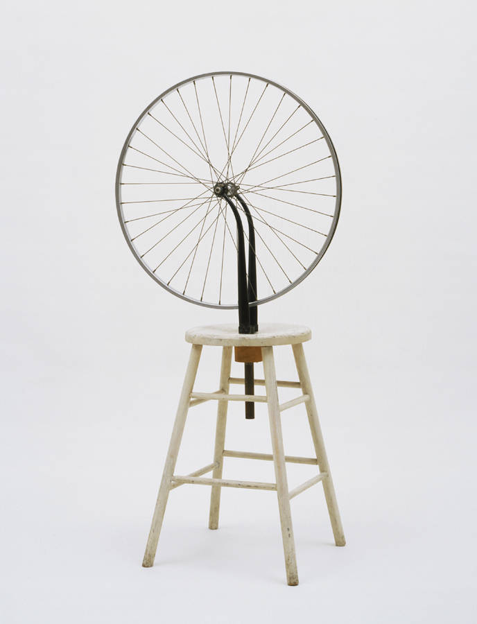 Roue de Bicyclette 
Marcel Duchamp, 1951 
Metal tekerlek, boyalı tahta tabure 
129.5 x 63.5 x 41.9 cm 
Sidney and Harriet Janis Koleksiyonu