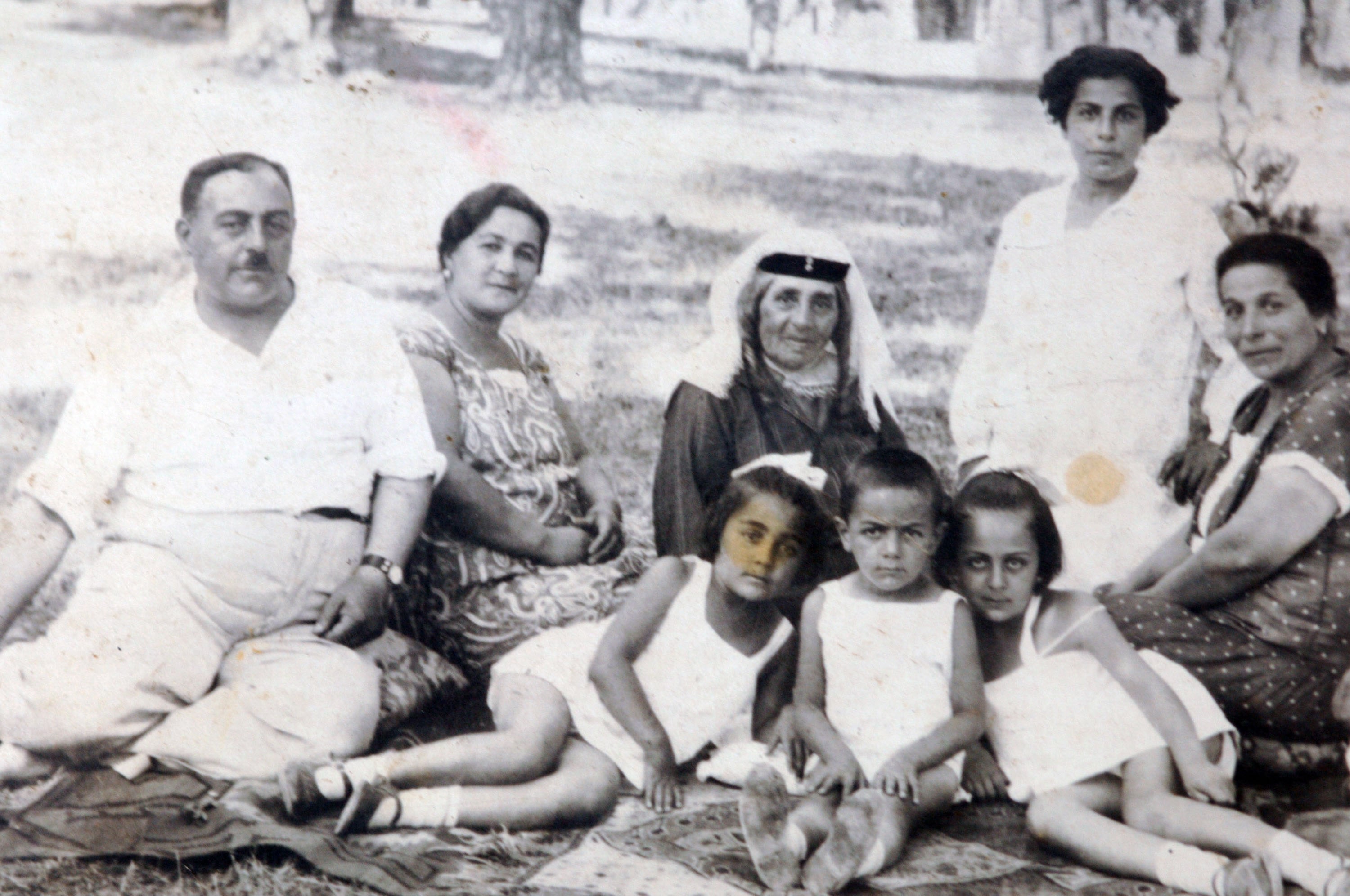 Aile İstirahatte, Baba Iosif Parajanov, anne mother Siron Bejanova, b&amp;amp;amp;amp;amp;amp;amp;amp;amp;uuml;y&amp;amp;amp;amp;amp;amp;amp;amp;amp;uuml;kanne, kız kardeş Ruzanna, Sergey Parajanov, kız kardeş Anya Erken 1930lar